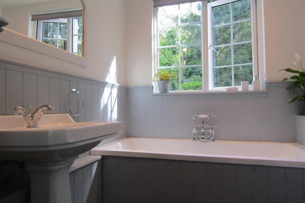 Lovely Spacious Cottage Near The Coast سانت أوستيل المظهر الخارجي الصورة